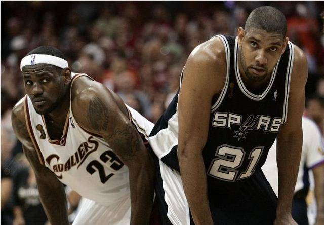 里夫斯：詹姆斯投了那个球人们会骂他该传，传了又说他该投（里夫斯：詹姆斯投就被说该传，传又被说该投）