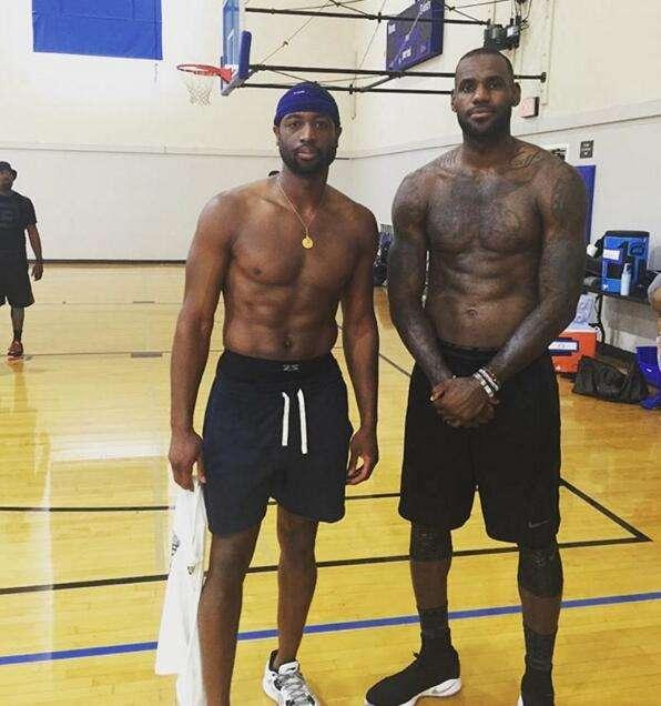 英媒：曼联、曼城和枪手有意布朗，他的解约金不超过5500万欧（英媒：曼联、曼城及阿森纳有意引进布朗，解约金上限约5500万欧）