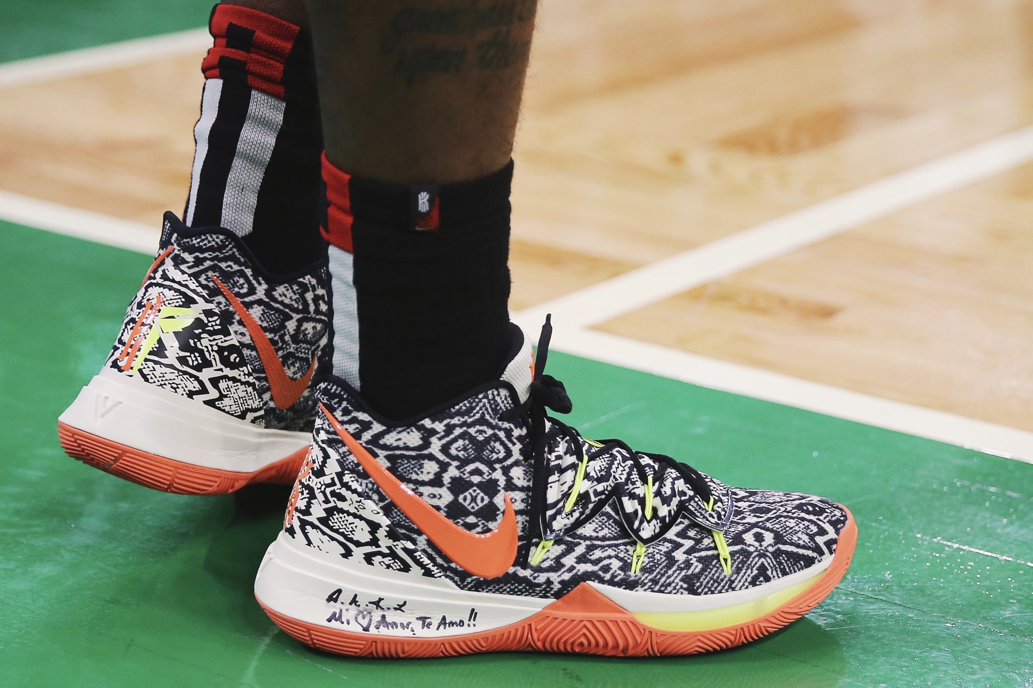 白科比？美媒对比里夫斯和科比前五个赛季数据，几乎一模一样（美媒对比里夫斯与科比生涯前五季数据：相似度惊人）